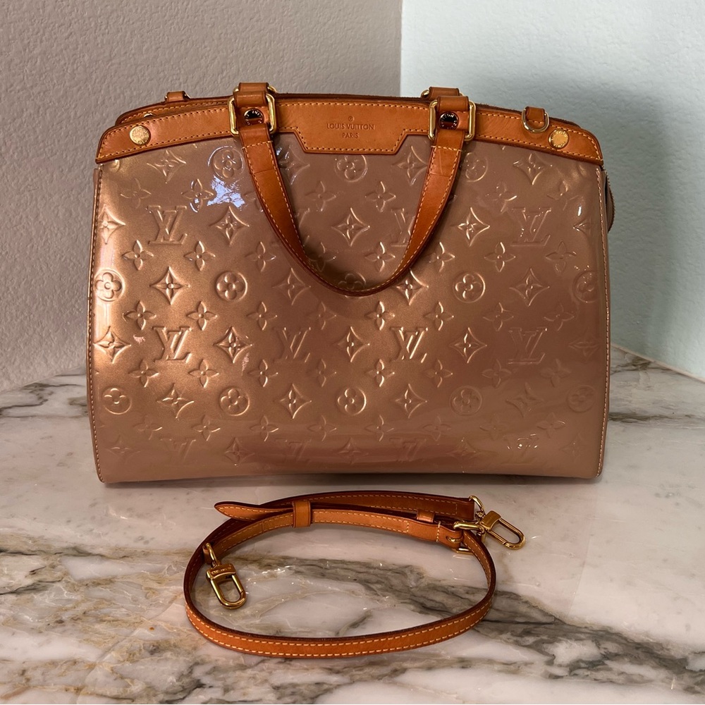 Louis Vuitton GM Brea Vernis in Beige Poudre